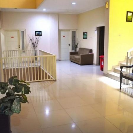 ホテル Reddoorz Near Plaza Araya Malang Blimbing  エクステリア 写真
