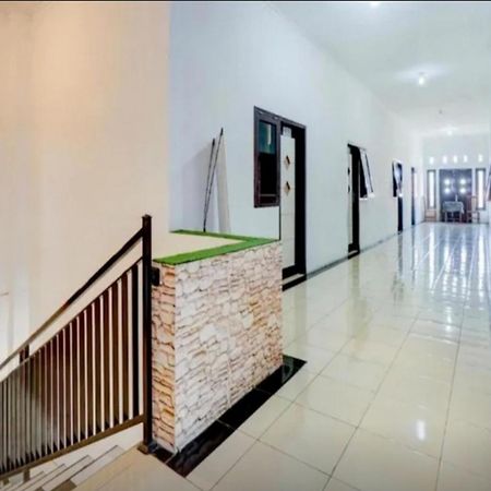 ホテル Reddoorz Near Plaza Araya Malang Blimbing  エクステリア 写真