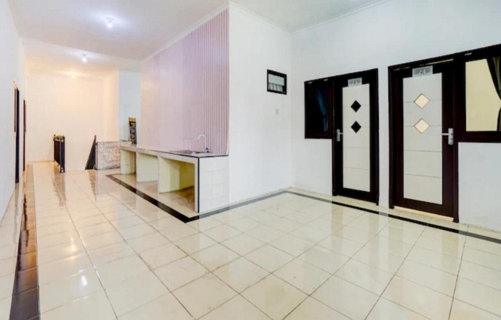 ホテル Reddoorz Near Plaza Araya Malang Blimbing  エクステリア 写真