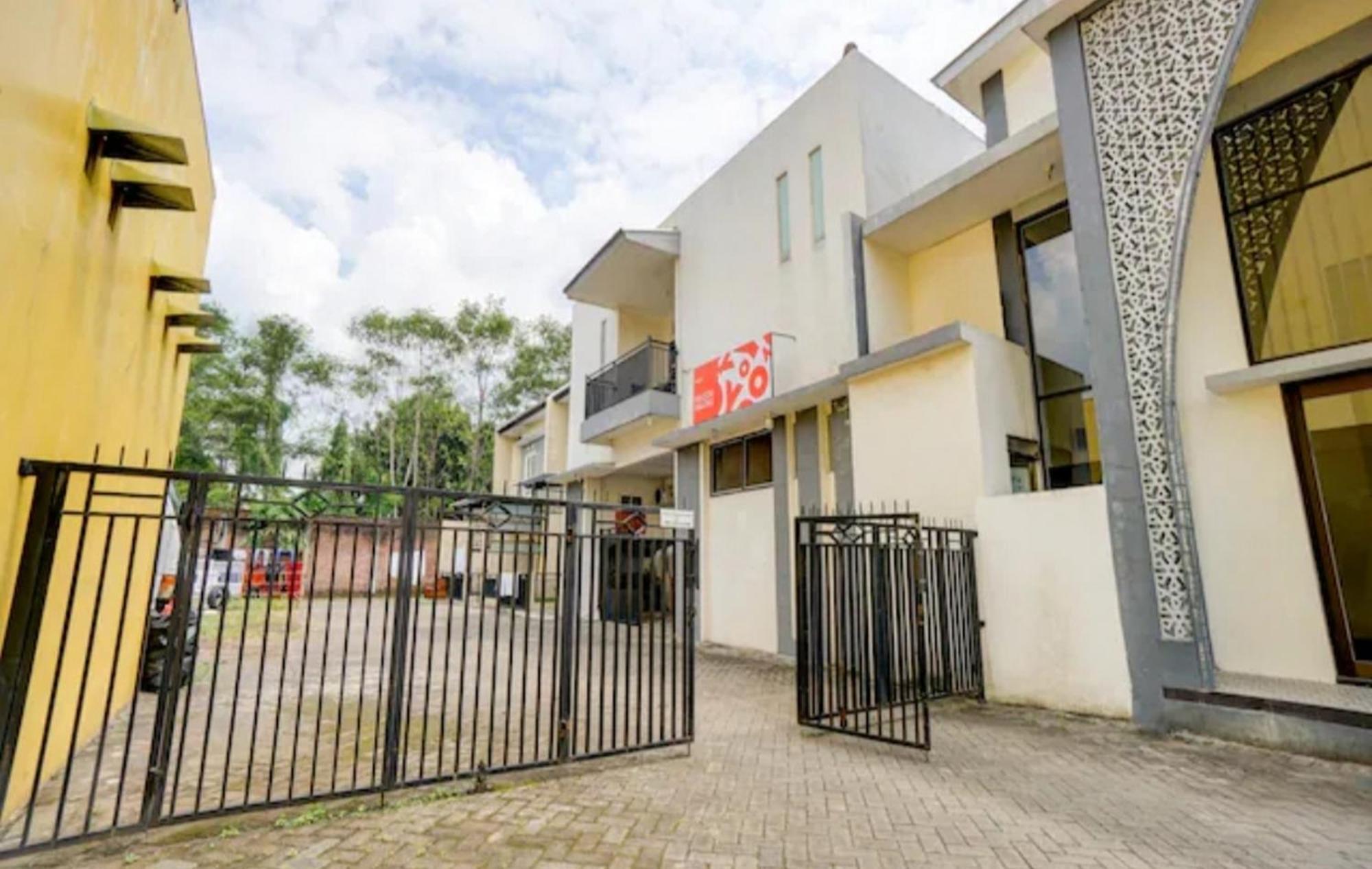 ホテル Reddoorz Near Plaza Araya Malang Blimbing  エクステリア 写真