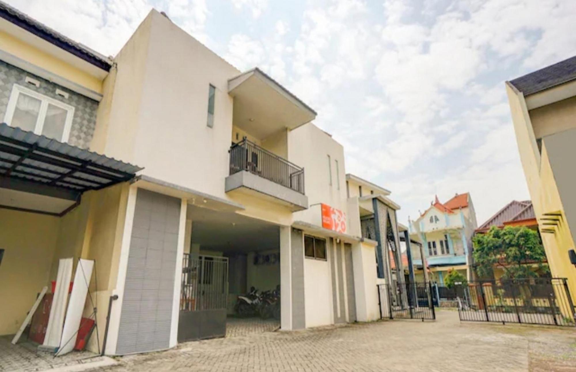 ホテル Reddoorz Near Plaza Araya Malang Blimbing  エクステリア 写真